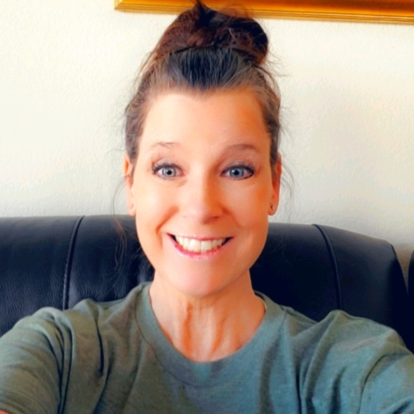 Meet your Posher, Melissa - Picture 3 of 3